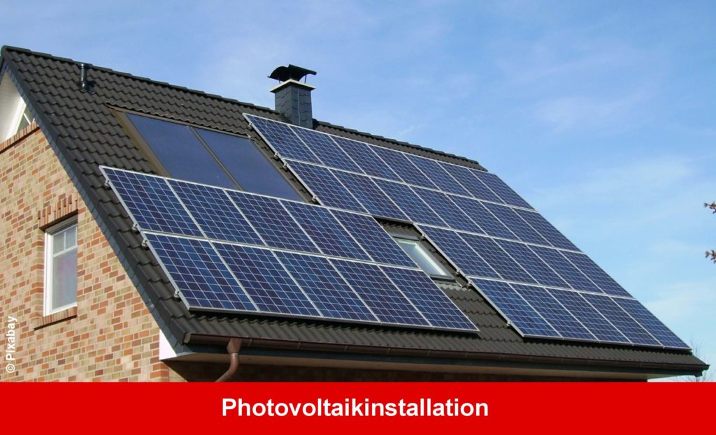Photovoltaikpaneelinstallation auf einem Satteldach